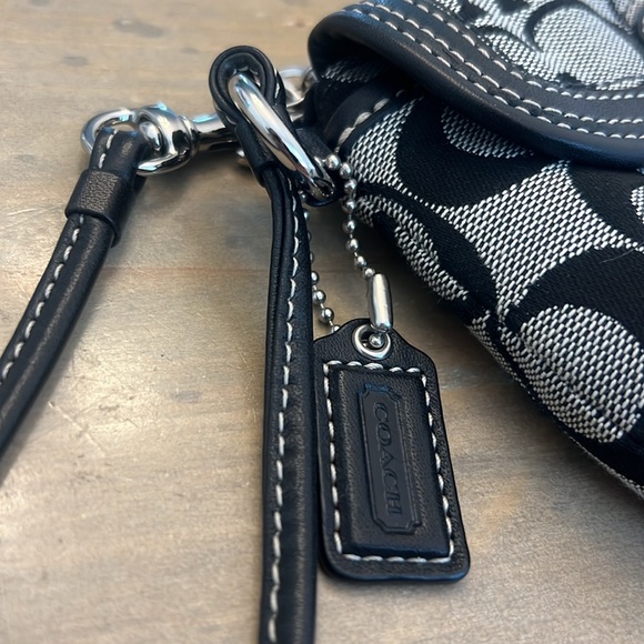 Coach Signature wristlet - Picture 6 of 6